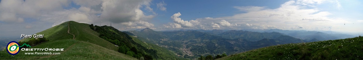 48 Panoramica sugli estesi dossi prativi del Linzone.jpg